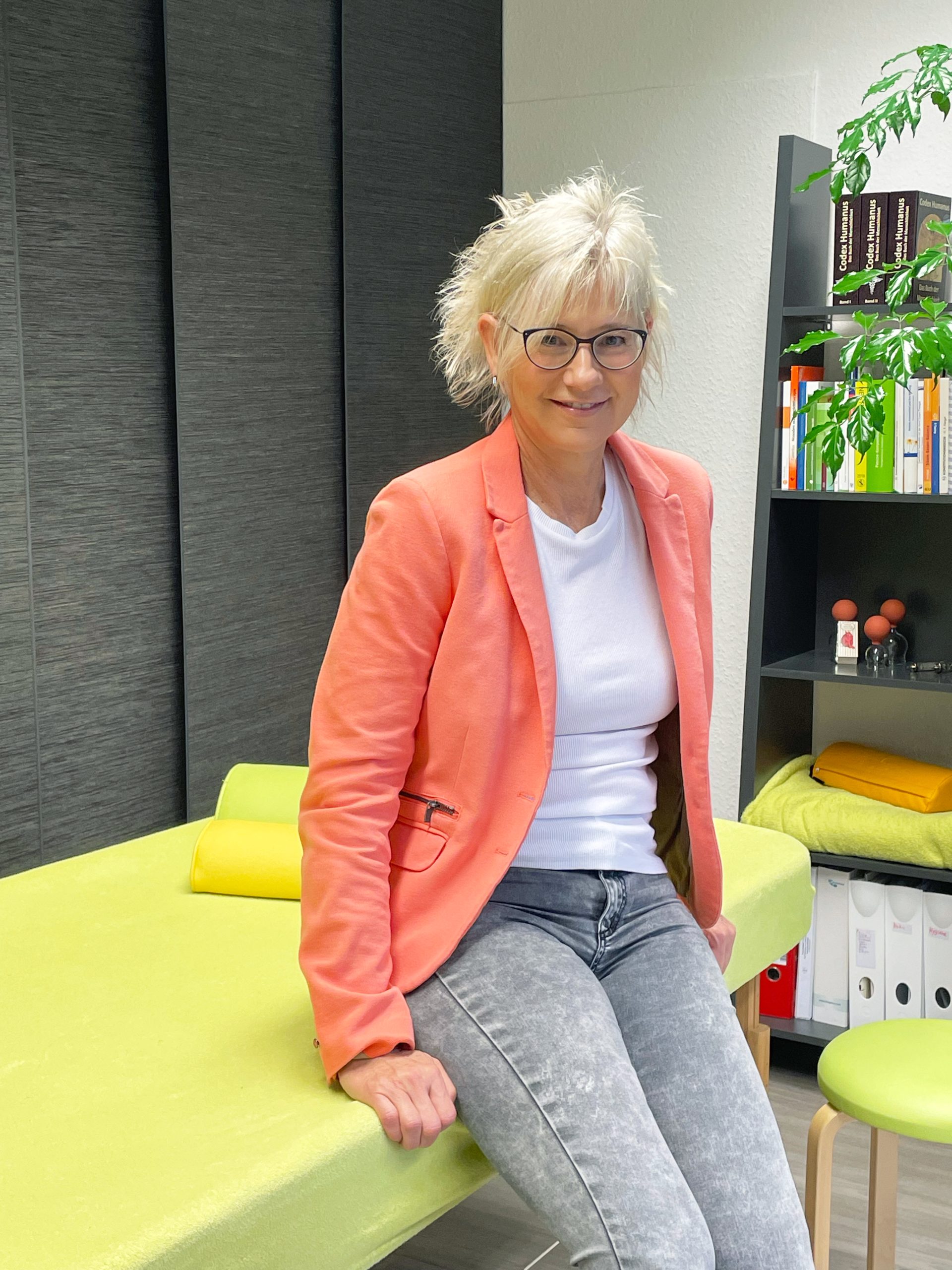 Sabine Korthals im Behandlungsraum ihrer Praxis